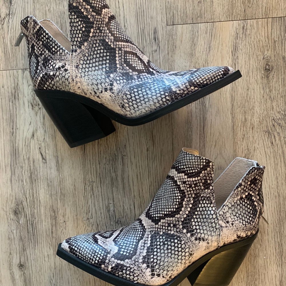 Vince Camuto Gigietta Snakeskin Embossed Bootie